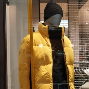 Entdecke neue Herbstmode in den MÜNSTER ARKADEN wie diese senfgelbe Jacke von BOSS