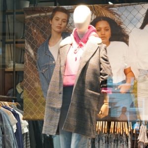 Entdecke neue Herbstmode in den MÜNSTER ARKADEN wie diesen übergroßen Mantel von Levis