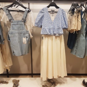 Mit einem Jeans-Minikleid von Zara als Festival-Outfit, kann die Party starten.