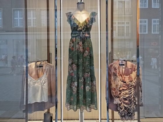 Entdecke luftige Sommerkleider in den MÜNSTER ARKADEN wie dieses mit Volant von ZARA