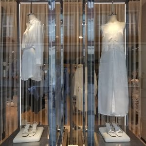 Entdecke luftige Sommerkleider in den MÜNSTER ARKADEN wie diese in Weiß von ZARA