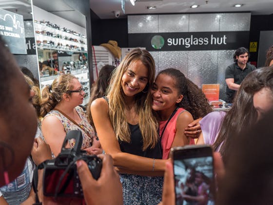 Sara Matos com fãs na Sunglass Hut