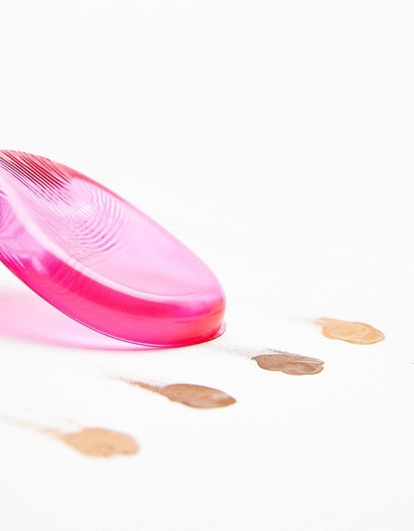 Esponja de silicone Bershka, antes a 6,99€ e agora a 3,49€ | Para substituir as esponjas tradicionais, que acabam por acumular bactérias e que as passam para os nossos poros.