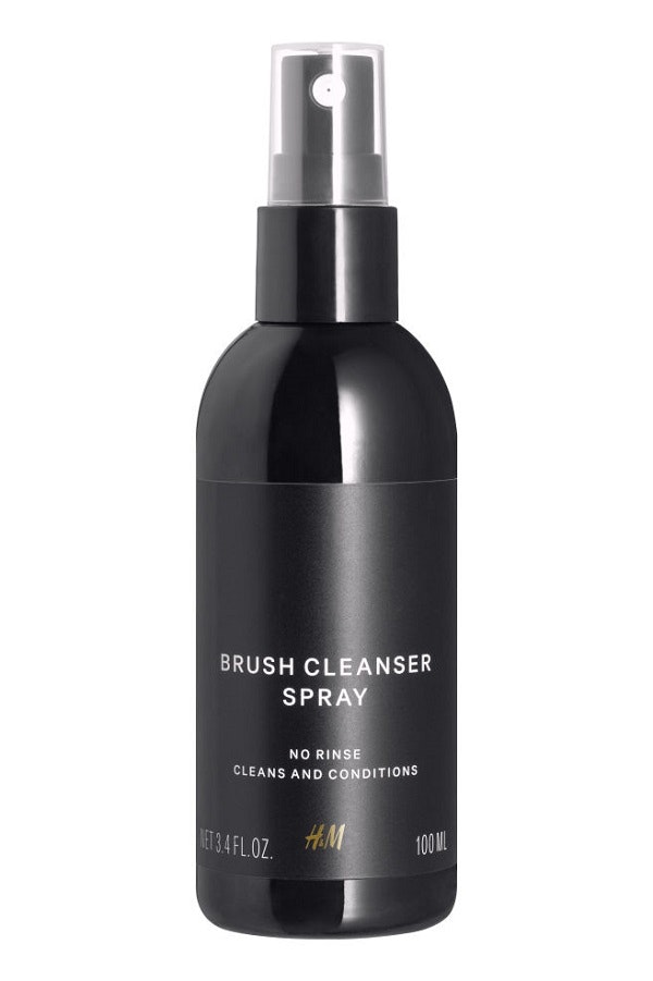 Spray de limpeza para pincéis H&M, 3,99€ | Com a transpiração natural dos dias mais quentes, os nossos pincéis e esponjas para maquilhar acabam por ganhar (ainda mais) sujidade e impurezas. É importante lavá-los com produtos próprios para não contaminarmos constantemente a nossa própria pele.