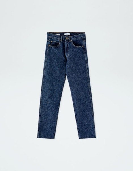 Ancas largas | Os modelos de cintura subida que são justos nas ancas são a melhor opção. | Pull&Bear, 19,99€