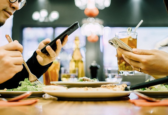 Comer com descontos? Conheça as 5 apps do nosso Centro!