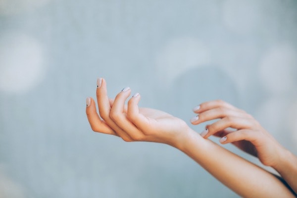 Manutenção | As unhas de gel necessitam de uma manutenção regular que varia entre as três e as quatro semanas. Durante a operação de manutenção, o gel é substituído por uma camada nova.