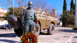 Estátua de Salgueiro Maia, em Santarém