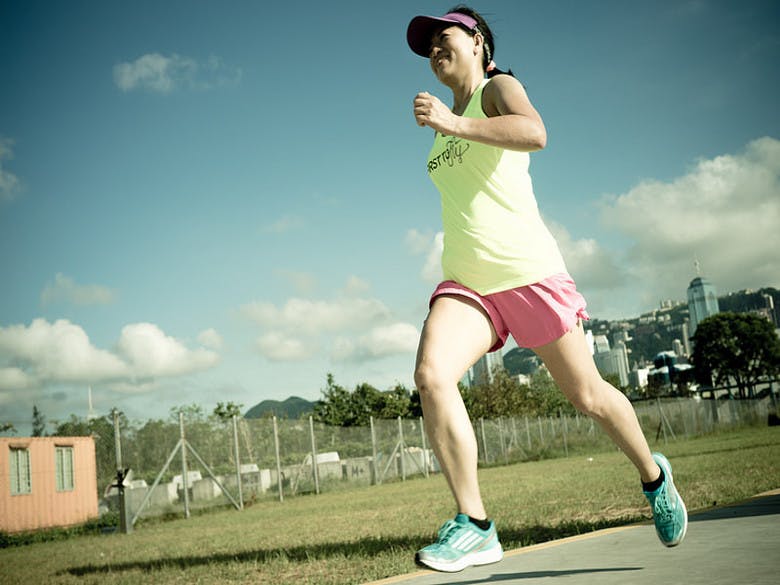 pessoa alegre a correr