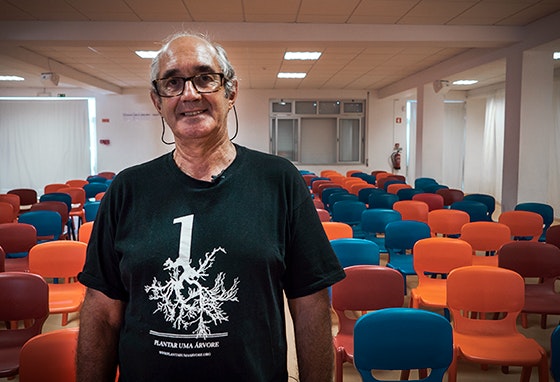 O homem que transforma papel em refeições escolares