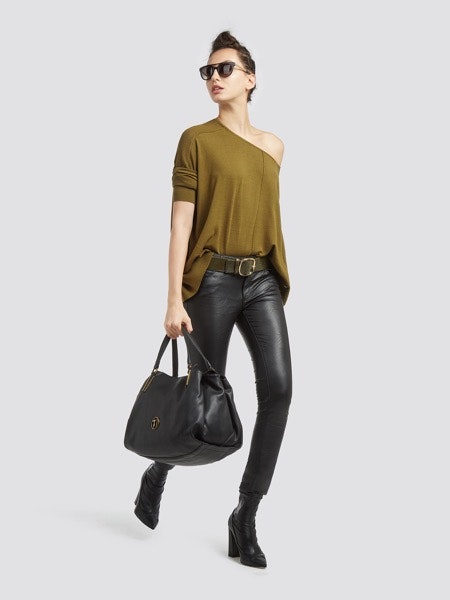 Camisola malha 95€ -30%, calça ecopele 135€ -30%, cinto 79€ -30%, mala 155€ 30%
