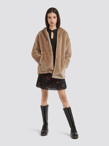 Casaco de pelo 329€ -30%, vestido 179€ -50%, botas 185€ -30%