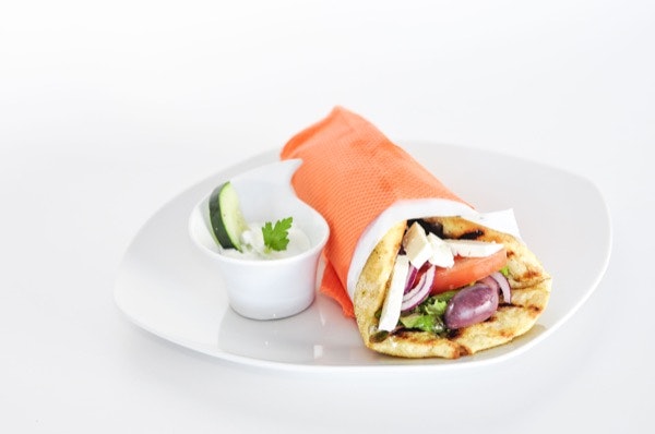 Gyro | Tomate, alface, cebola roxa, azeitonas e queijo feta.