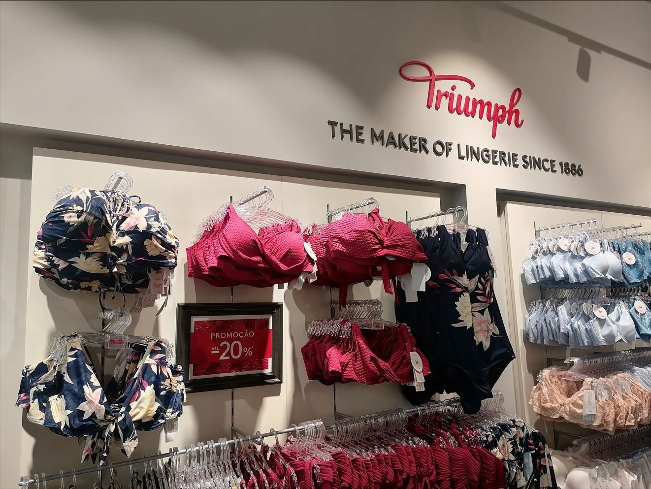 Triumph_CascaiShopping3.JPG