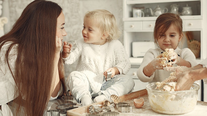 Atividades de Páscoa em família: Cozinhar bolachas