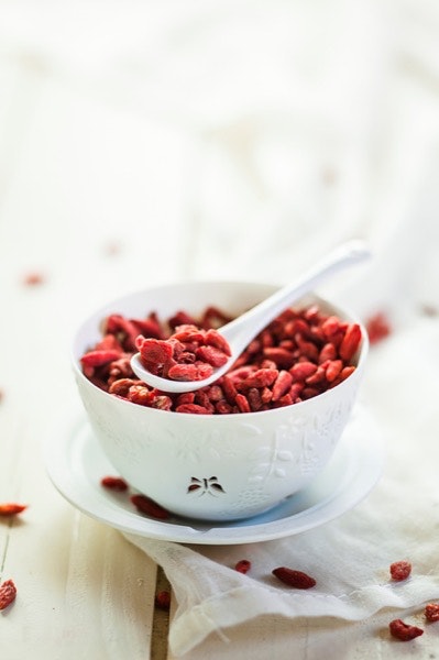 Os superalimentos | Têm um altíssimo valor energético e nutricional, são ricos em vitaminas, minerais, enzimas e por aí fora, e apresentam elevados níveis de absorção. É por isso que Inês Simas, apesar de os incluir em muitas das suas receitas, aconselha a ingestão moderada e consciente destes superalimentos. Os seus preferidos são: boabá, camu-camu, góji, cacau cru, açaí, espirulina e maca (em pó); chia e cânhamo (em sementes); e gengibre e curcuma (frescos).