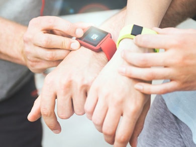 Um relógio que além de ver as horas lhe permite ter um autêntico telemóvel no pulso.