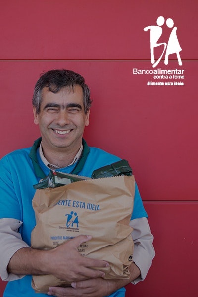 voluntário sorridente do Banco alimentar contra a fome