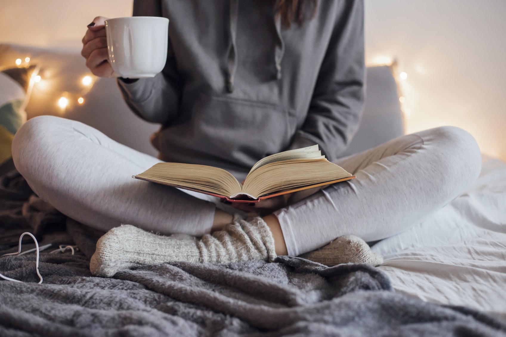 lectura y té para regular el sueño por el cambio de hora leer un libro y tomar un café