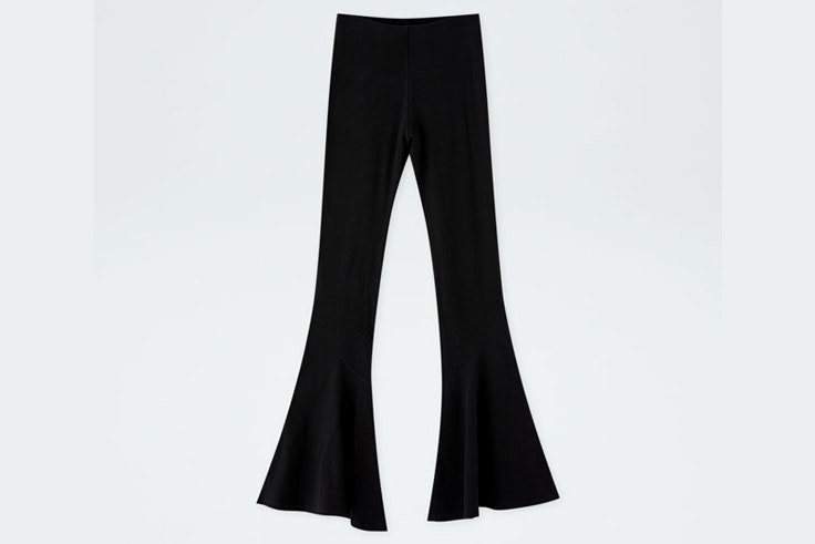pantalon-largo-acampanado-negro-bershka