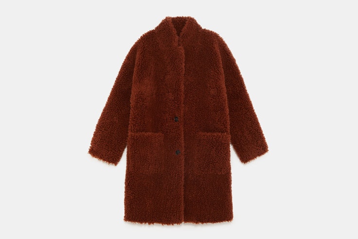 abrigo-largo-borreguito-marron-oscuro-zara