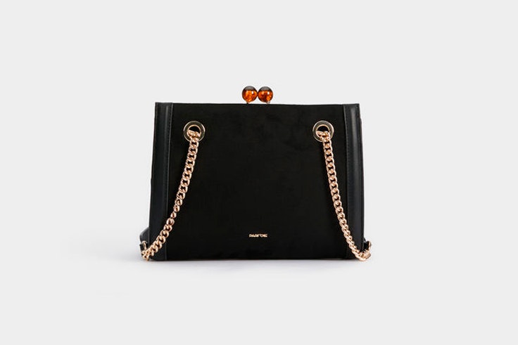bolso-negro-asa-dorada-parfois
