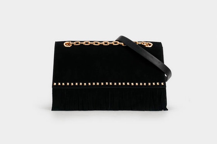 bolso-bandolera-negro-cadena-dorada-parfois