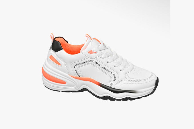 zapatilla-blanca-deportiva-detalles-naranjas-marta-lozano-deichmann