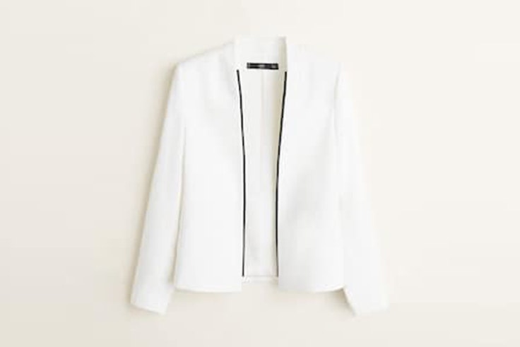 chaqueta blanca estructurada con doble botonadura de mango