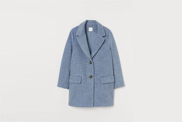 abrigo corto azul de H&M Paola Alberdi
