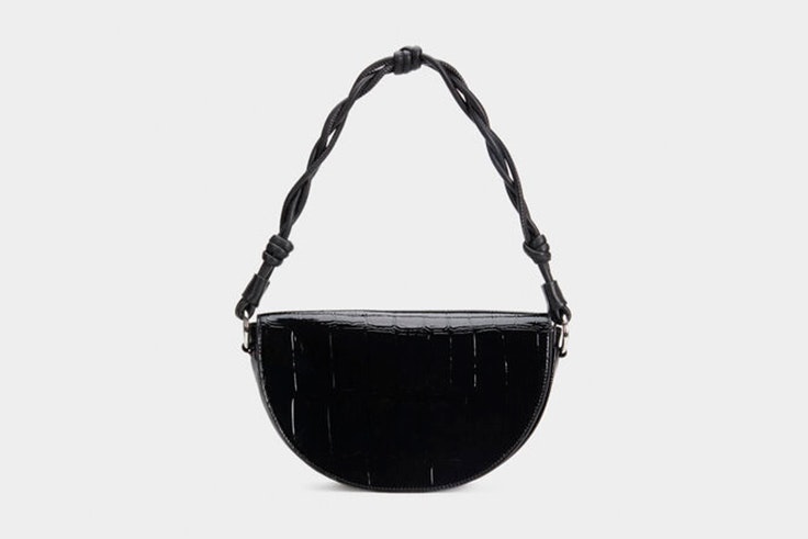 Bolso baguette negro con textura de cocodrilo de Parfois