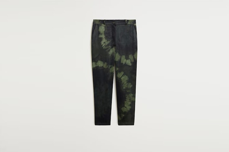 pantalon khaki con estampado tie dye de Mango Danielle Bernstein