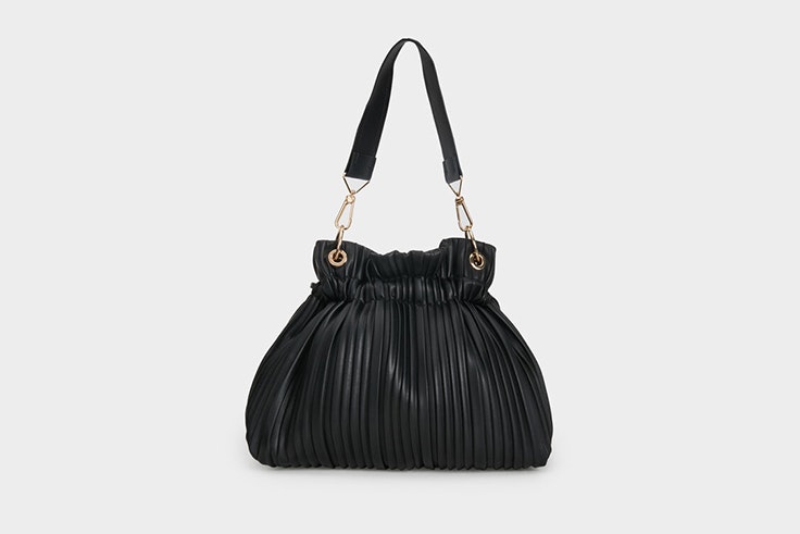 bolso negro bombonera plisada parfois Matilda Djerf