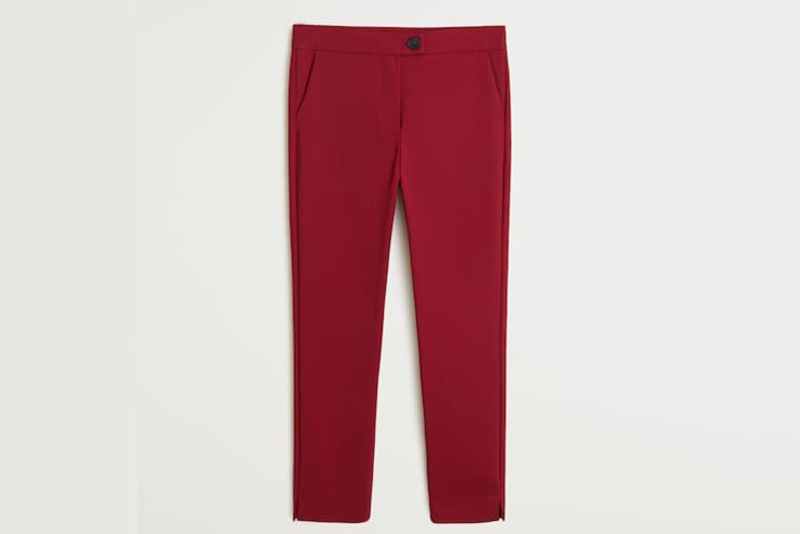 Pantalón de traje en color granate de Mango