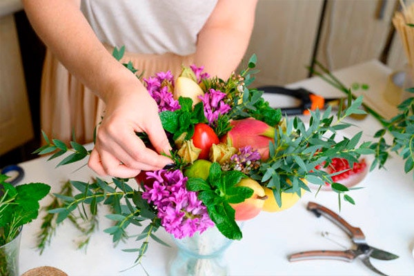 5 Flores perfectas para llenar de luz y color tu casa en primavera Centro de mesa con jacintos
