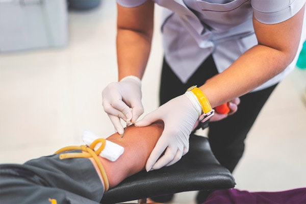 Dona sangre = regala vida Un donante donando sangre