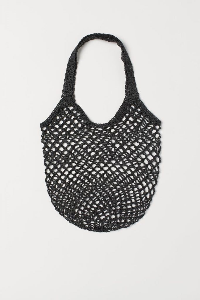 Tendencias en bolsos que completarán tus mejores looks este verano Bolso de red de H&M