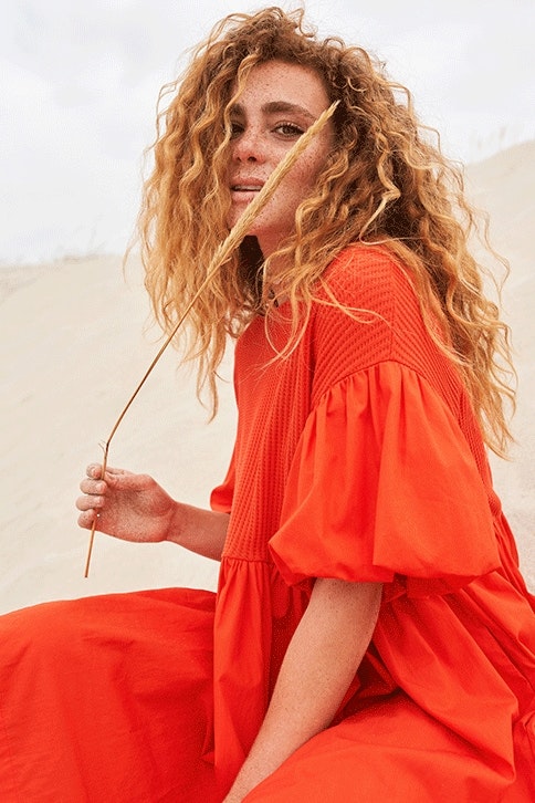 ¡Apuesta por los colores más llamativos y serás la reina del verano! Vestido naranja de Salsa