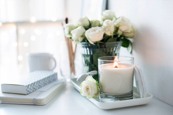 5 Flores perfectas para llenar de luz y color tu casa en primavera Decoración con rosas blancas