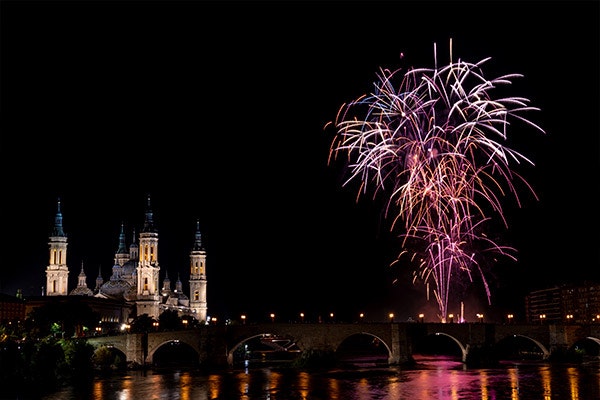 Fuegos artificiales típicos anunciando el final de fiestas.
