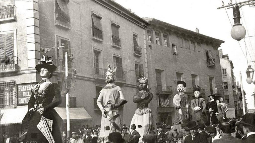 Conoce a los cabezudos y gigantes de la ciudad de Zaragoza