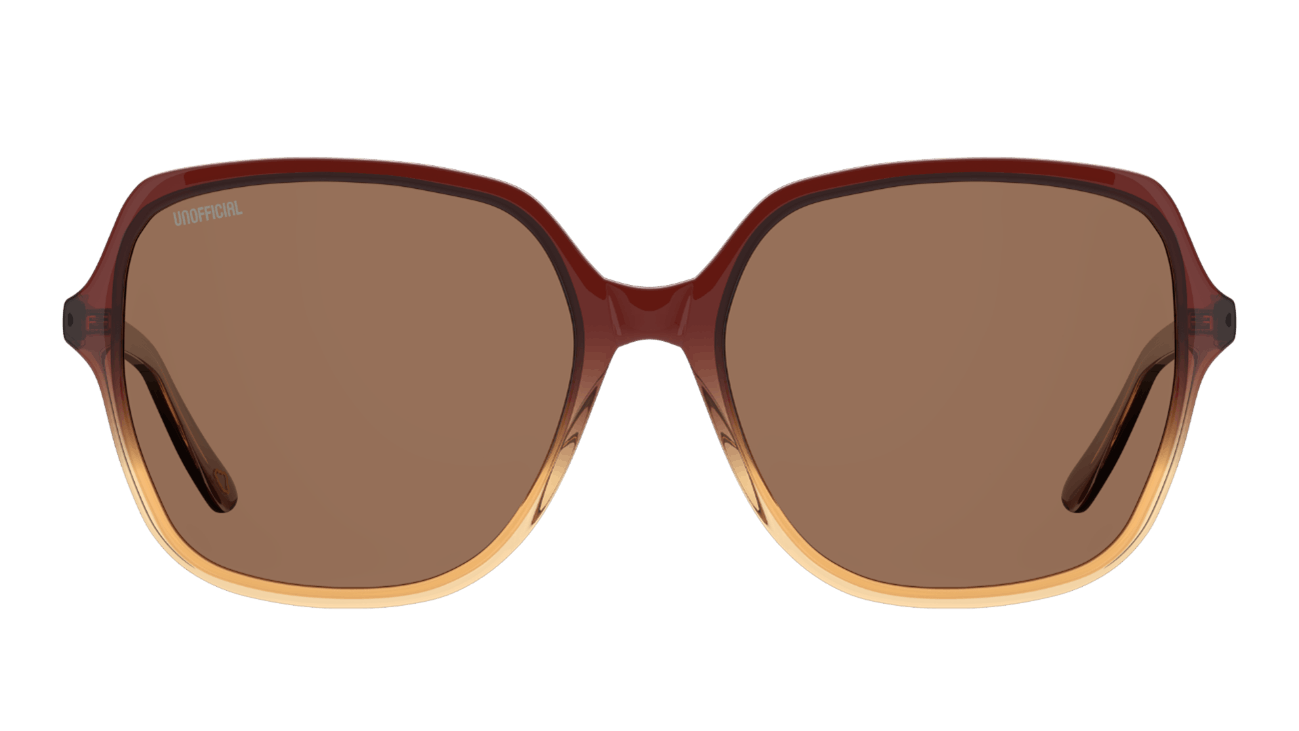 Es muy bien sabido que las gafas de sol extradelgadas, fueron las más populares en las últimas temporadas, sin embargo, para este otoño e invierno, las gafas en tendencia son otras. Las distintas firmas de diseñador han presentado algunas propuestas recientes en donde claramente se denota esta tendencia por siluetas más grandes, las cuales dejan atrás las líneas minimalistas para dar paso a diseños más arriesgados.