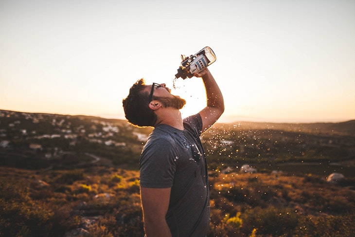 beber agua fría