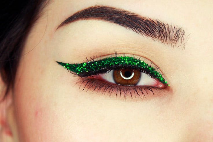 brillo maquillaje delineado