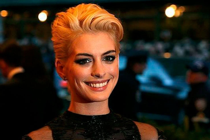 Look de Anne Hathaway, rubia y con corte pixie 