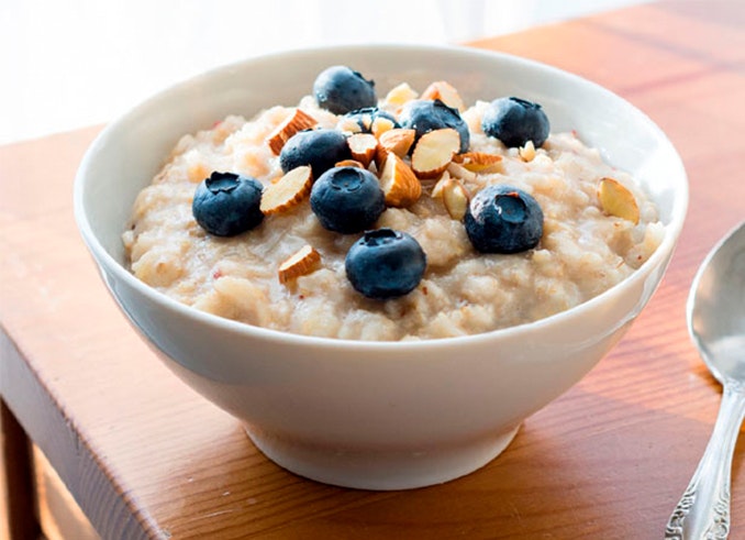 Bol de avena con arándanos