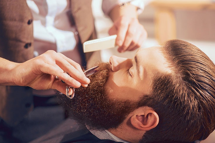 Recortar la barba con tijeras 