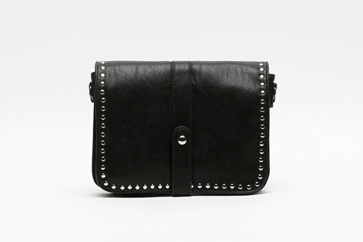 bolso-negro-bandolera-detalle-tachuelas-misako