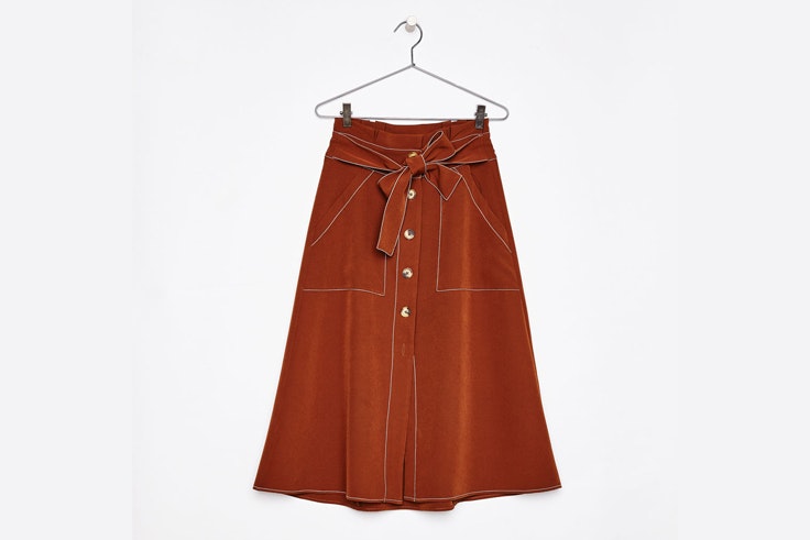 falda-midi-pespunte-contrasta-marron-bershka