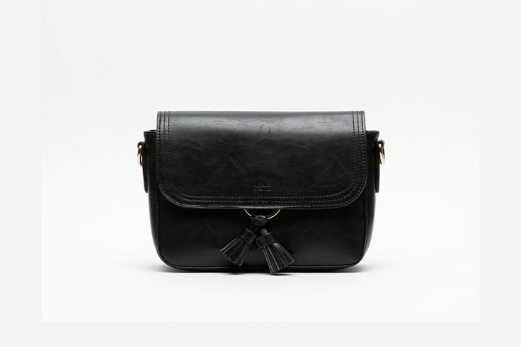 bolso-negro-bandolera-flecos-misako